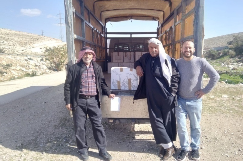Anton Goodman mentre consegna gli aiuti umanitari alla comunità Jahalin nel deserto di Giudea